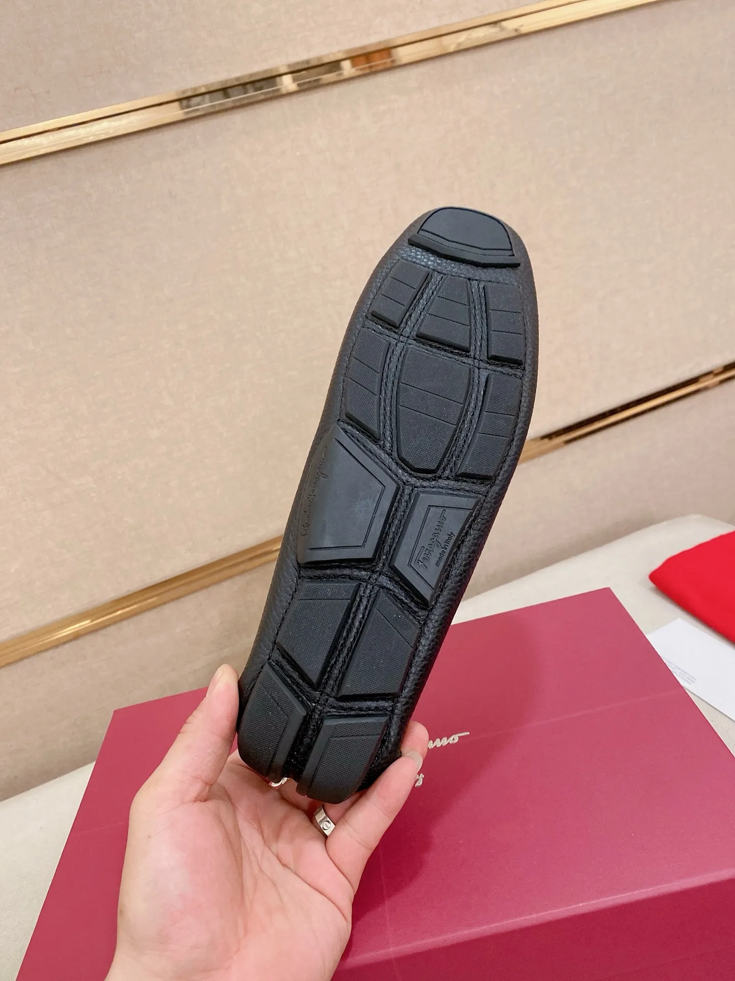 Men's shoes💰: 540💰High-end quality! Ferragamo🆕🆕Exclusive hot-selling products in stock🔥🔥New products on the shelves, high-quality Ferragamo men's pea shoes, high-end casual driving shoes, with complete packaging! 💪 💪 Material: imported first-layer pebbled cowhide 🐂 + imported high-quality water-dyed cowhide lining + wear-resistant outsole 👍🏻👍🏻 Features: high-end and comfortable, purely handmade 🚀 🚀 Create the perfect shoe that suits you best 🔥 🔥 Size: (38-44) 45 standard size can be customized!